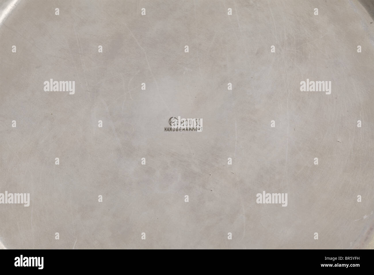 Un plat argenté à la rune, cadeau d'honneur de SS-Gruppenführer Werner Lorenz Argent Martelé À La Main avec une marque de finesse '800 handgehämmert' (martelé à la main) sur le fond. La frontière affiche une série de runes (Sig, Tyr, Odal, Algiz/vie rune) en relief élevé. Au centre, le dévouement gravé 'Führer und Stab - SS Oa Nord - 27.8.1935' (Commandant et personnel - SS Oa Nord - 27 août 1935). Werner Lorenz (1891 - 1974) a été nommé Commandant, SS-Oberabschnitt Nord (district supérieur du nord) de février 1934 à mars 1937 avec son bureau situé à Hambourg. Banque D'Images