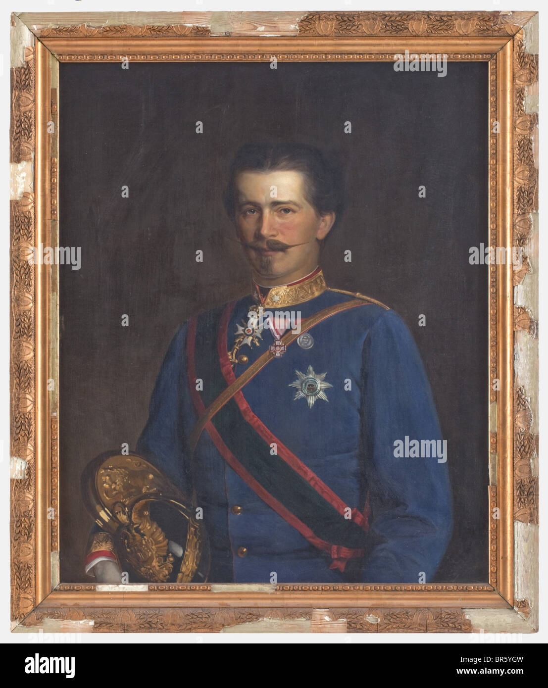 Wilhelm, prince de Schaumburg-Lippe (1834 - 1906), portrait peinture huile sur toile, non signé. Portrait de mi-longueur du prince en uniforme d'un major des dragons, tenant son casque dans la main droite. Il porte la Croix de 1ère classe de l'ordre de la Maison de Schaumburg-Lippe avec des épées (décernées en 1871), la ceinture et la Star de l'ordre de la Maison Anhalt d'Albrecht l'ours ainsi que la Croix du mérite militaire autrichienne. Taille de l'image 73 x 90 cm, cadre en plâtre endommagé. Personnes, XIXe siècle, impérial, Autriche, autrichienne, monarchie du Danube, Empire, objet, objets, St, Banque D'Images
