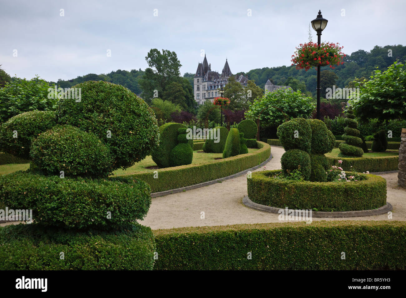 Parc des Topiares (topiary garden) et vue sur le Château de Durbuy, Luxembourg, Wallonie, Belgique Banque D'Images