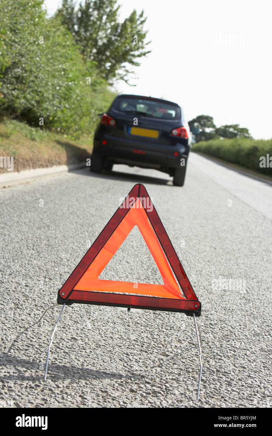 En panne de voiture sur route de campagne avec des signes de détresse en premier plan Banque D'Images