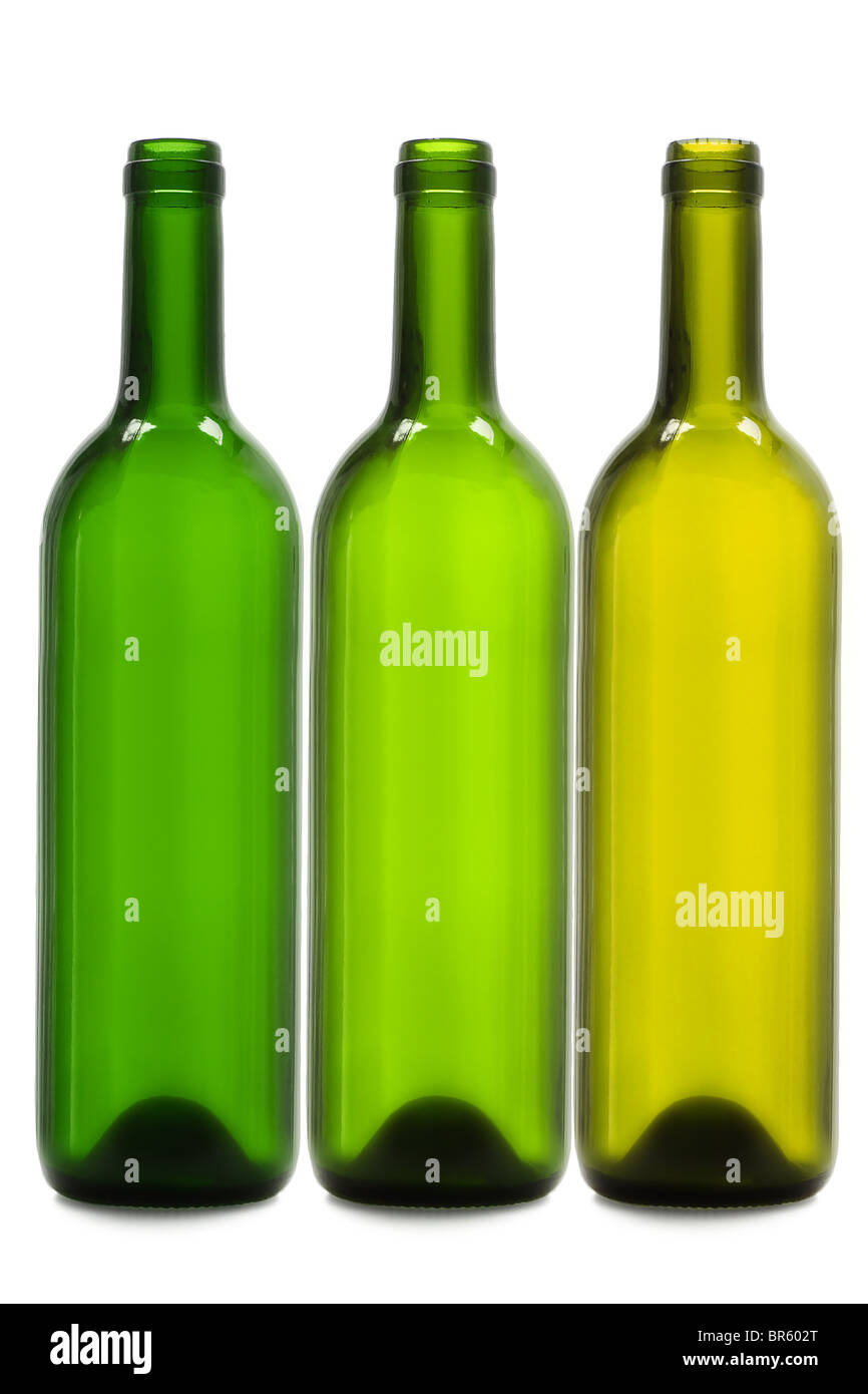Trois bouteilles de vin vide sur fond blanc Banque D'Images