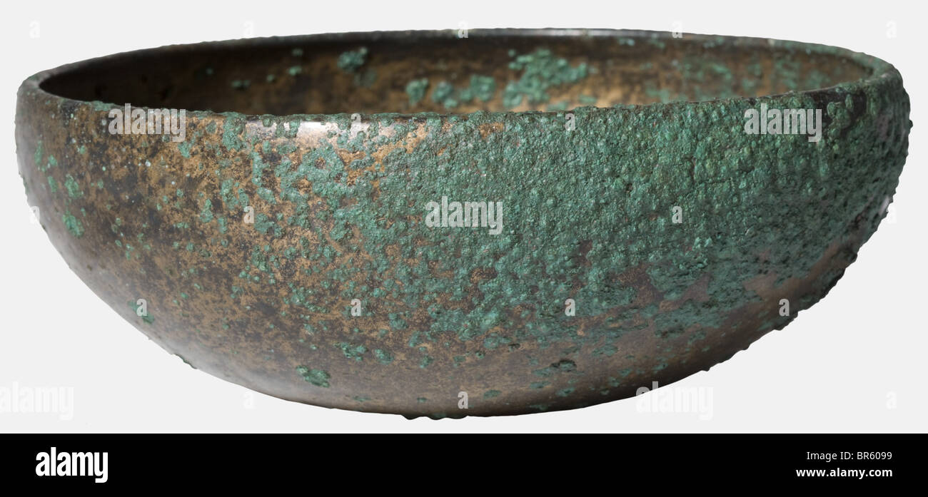 Un bonnet phrygien bol omphalos, 8e/7e siècle avant J.-C. bronze feuille  martelée. Le centre d'un omphalos, entouré par un decorat Photo Stock -  Alamy
