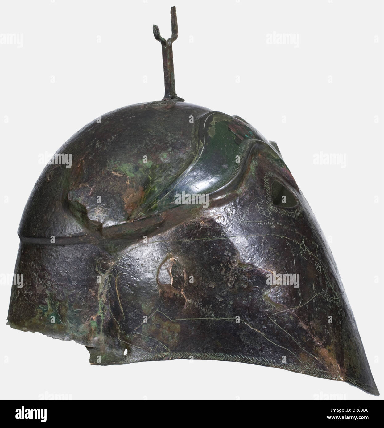 Un casque Apulian-Corinthian, le bronze de la Colombie-Britannique du 5ème  siècle, un casque grand avec une calotte offset et des sourcils aux contours  distincts. Petites découpes d'oeil avec gravure de bordure s'étendant