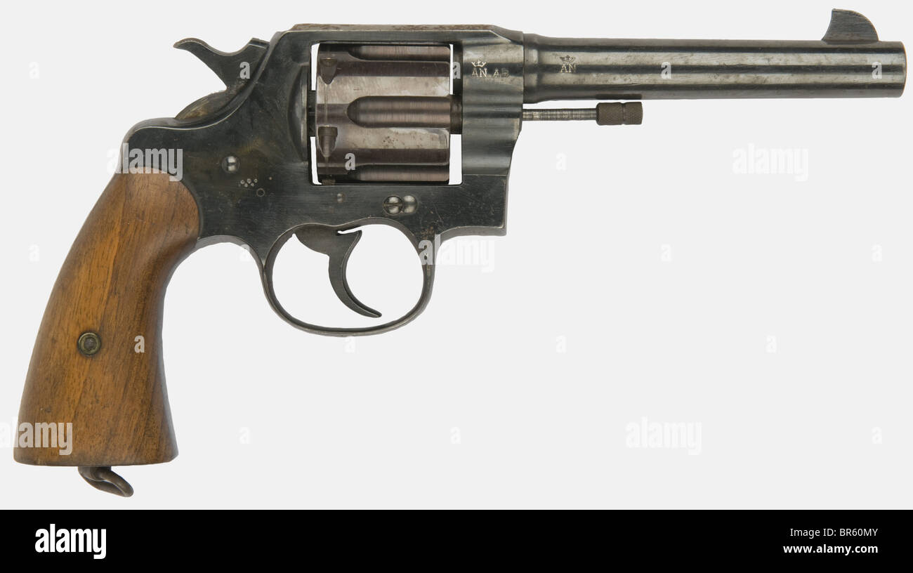 Un Colt américain 1917, calibre 45 A.C.P., numéro de série 107572, estampillé « U.S. Modèle militaire 1917', le symbole Colt gravé sur le côté. Une vis a changé après-guerre. Cylindre à sel (finition rouge foncé), partie supérieure du châssis sans bleuissement. Belle écailles en bois de couleur miel. Historique, historique, 1910s, XXe siècle, arme à feu, armes à feu, armes à feu, armes à feu, armes, armes, armes, bras, dispositif de combat, objet, objets, alambics, coupures, découpe, découpes, militaire, militaria, équipement, Banque D'Images
