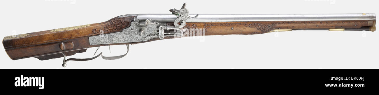 Un fusil à empattement court, vers 1730/40. Le canon n'appartient pas.  Mobilier de rechange. Corps à deux étages, octogonal puis rond avec alésage  lisse de calibre 17 mm. Le verrou est doté