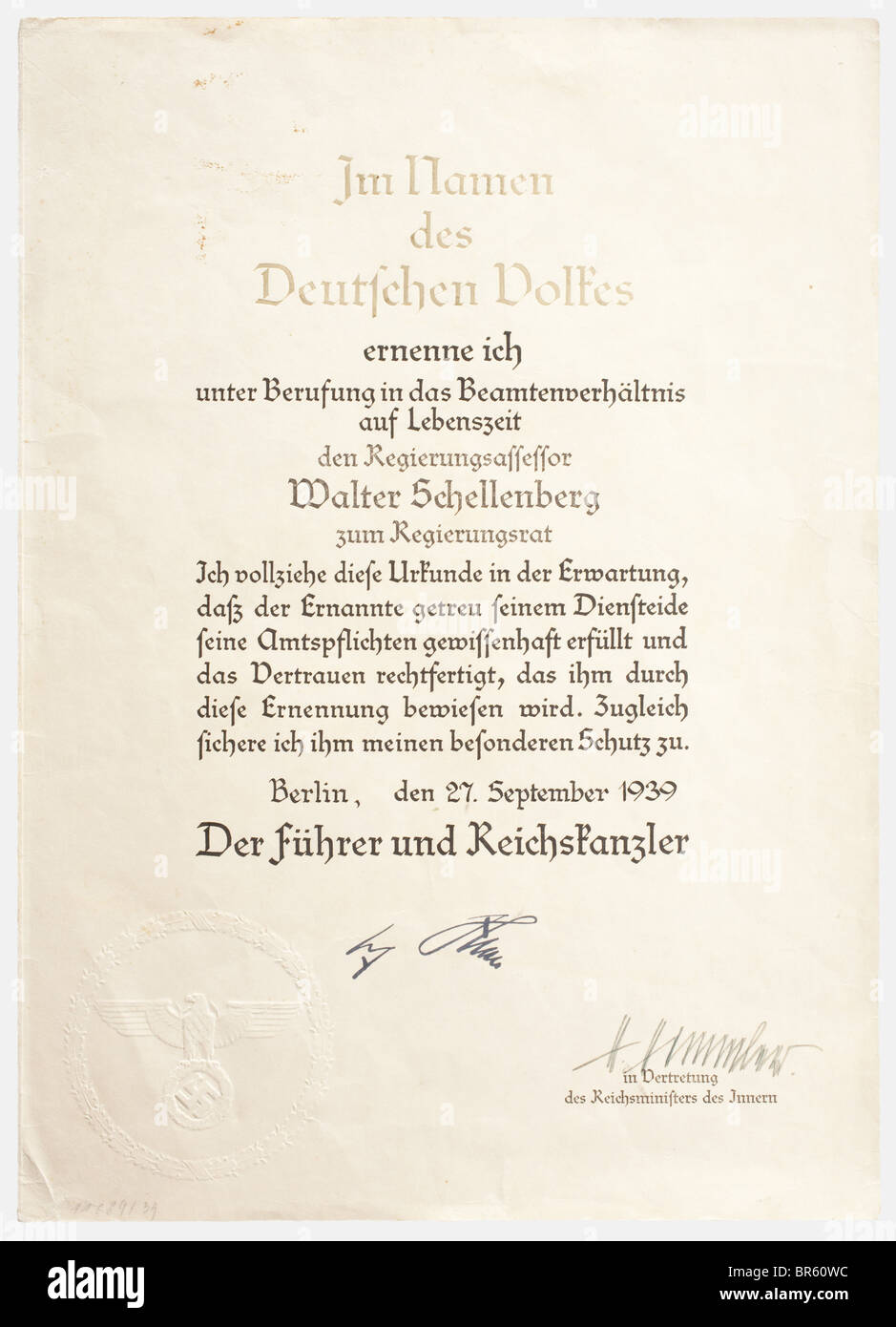 Walter Friedrich Schellenberg (1910 - 1952), certificat de nomination en tant que conseiller du gouvernement, un grand certificat intitulé "Im Namen des Deutschen Volkes" (au nom du Peuple allemand) estampillé en or, et portant un grand sceau impressionné de l'aigle national, la date 'Berlin, den 27. Septembre 1939 - Der Führer und Reichskanzler, une signature de télécopie 'Adolf Hitler', une signature d'autographe, 'H. Himmler', ci-dessus 'à Vertretung des Reichsministre des Innern' (représentant le ministre national de l'intérieur). Walter Schellenberg, SS-Brigadeführer et, Banque D'Images