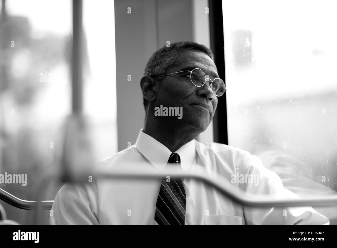 Mixed Race businessman rising commuter train Banque D'Images