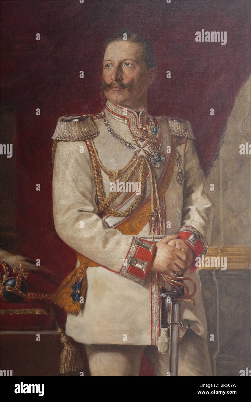 Ludwig Noster (1859 - 1910), portrait de Kaiser Wilhelm II Oil sur toile, restauré, signé et daté en bas à droite '1907. L. Noster'. L'empereur dans l'uniforme du Colonel en chef du Régiment de cavalerie lourde "les armées du corps", ses mains se replièrent sur son épée. Clairement visible autour de son cou la chaîne d'argent du Grand Commandant de l'ordre de la Maison Royale de Hohenzollern et la décoration protectrice de l'ordre de Saint-Jean, sa ceinture ornée par le joyau du Haut ordre de l'aigle noir. À côté de lui une table couverte d'un brocart plaid A, Banque D'Images