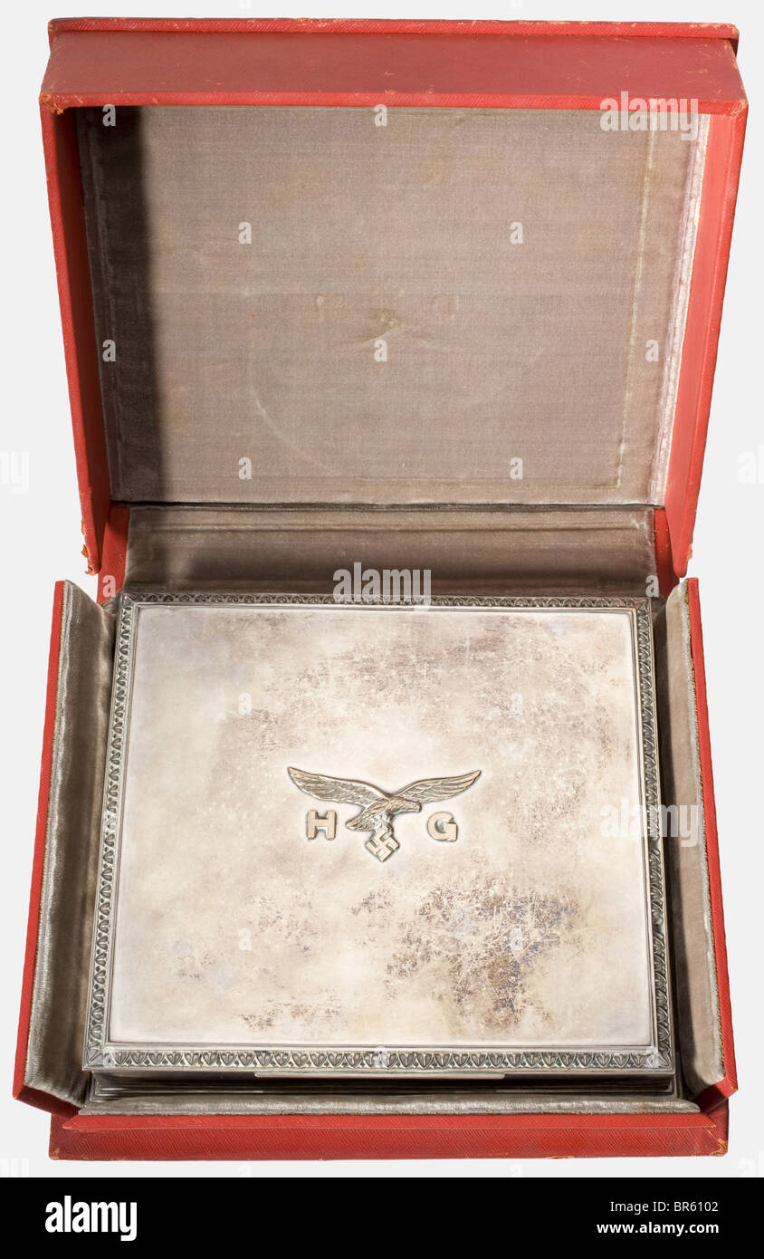 Hermann Göring, un cercueil de présentation argent de Jagdgeschwader 1 surface Hammered, le couvercle portant une bordure de frise de feuilles et un aigle de Luftwaffe appliqué avec le monogramme de Hermann Göring. Pieds rectangulaires, l'intérieur décoré d'une plaque plaquée or représentant un Fokker D. VIII, le type d'avion Göring avait volé pendant la première Guerre mondiale. Il a été le dernier commandant du Jagdgeschwader 1 ("Flying Circus" de Richthofen). Doublure en bois exotique pour un certificat honorifique, le fond avec des marques et la signature du célèbre joaillier de Munich et médaillé Max Olofs. Si, Banque D'Images