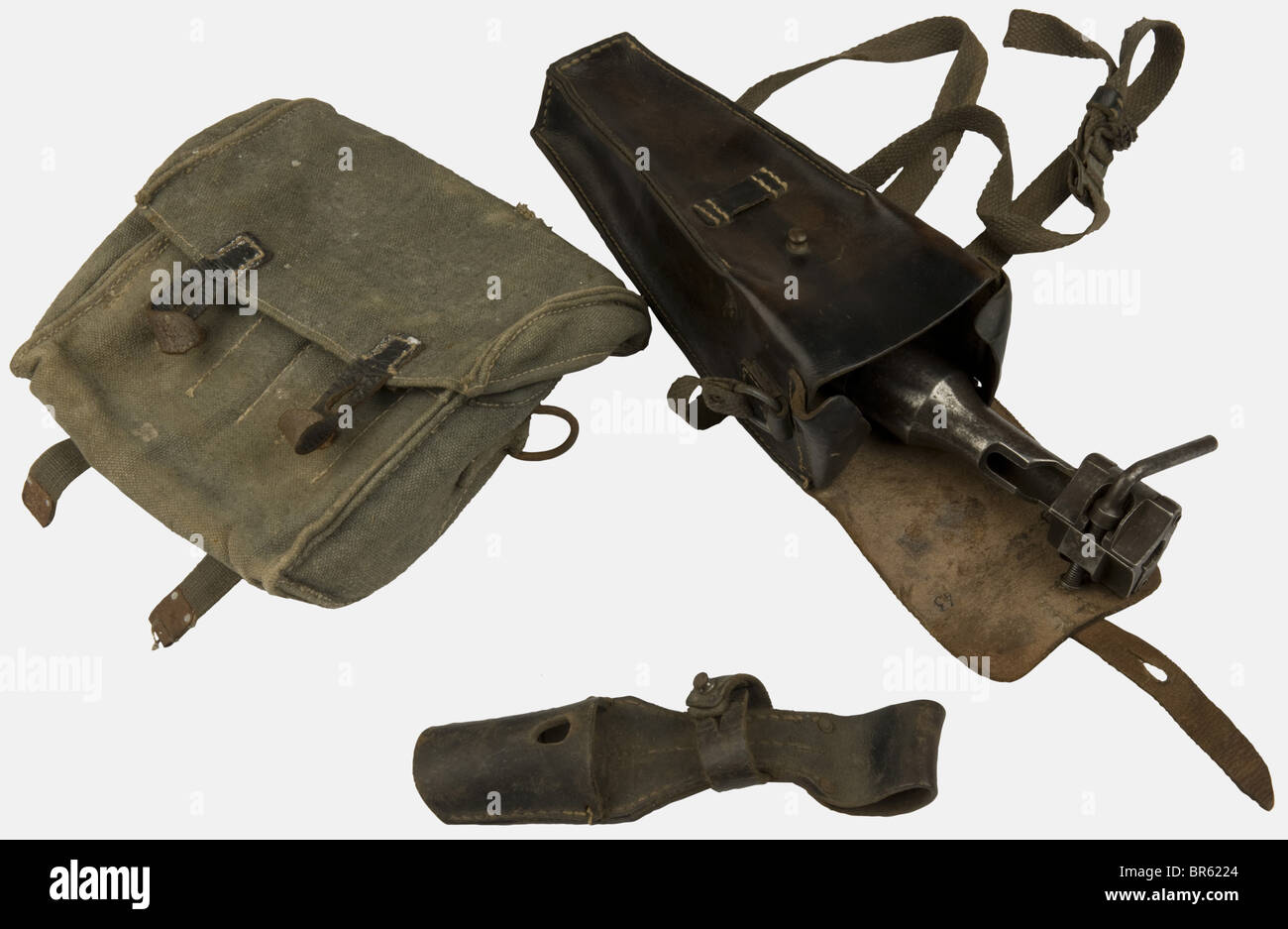 Un groupe d'équipements de l'armée allemande, composé d'un lanceur de grenade Mauser 98 K 'Gewehrgranatgerät' estampillé 'jnt' dans sa pochette en cuir artificiel faite sous le code secret 'clg' '43' (aigle WAA) avec sangle en cuir et sa vue particulière, la clé spécifique est manquante, étui en toile pour pistolets à éclats avec sangle en cuir à l'arrière et tampons à encre violette dans la couverture (légèrement endommagés sur la couverture avant) et grenouille en cuir à baïonnette 98 000. historique, historique, xxe siècle, accessoir, accessoire, accessoires, utilitiy, utilitaires, objet, objets, photos, épinglette, Banque D'Images