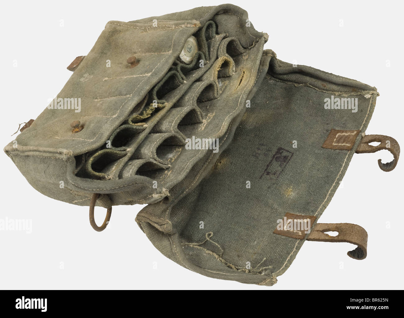 Un groupe d'équipements de l'armée allemande, composé d'un lanceur de grenade Mauser 98 K 'Gewehrgranatgerät' estampillé 'jnt' dans sa pochette en cuir artificiel faite sous le code secret 'clg' '43' (aigle WAA) avec sangle en cuir et sa vue particulière, la clé spécifique est manquante, étui en toile pour pistolets à éclats avec sangle en cuir à l'arrière et tampons à encre violette dans la couverture (légèrement endommagés sur la couverture avant) et grenouille en cuir à baïonnette 98 000. historique, historique, xxe siècle, accessoir, accessoire, accessoires, utilitiy, utilitaires, objet, objets, photos, épinglette, Banque D'Images