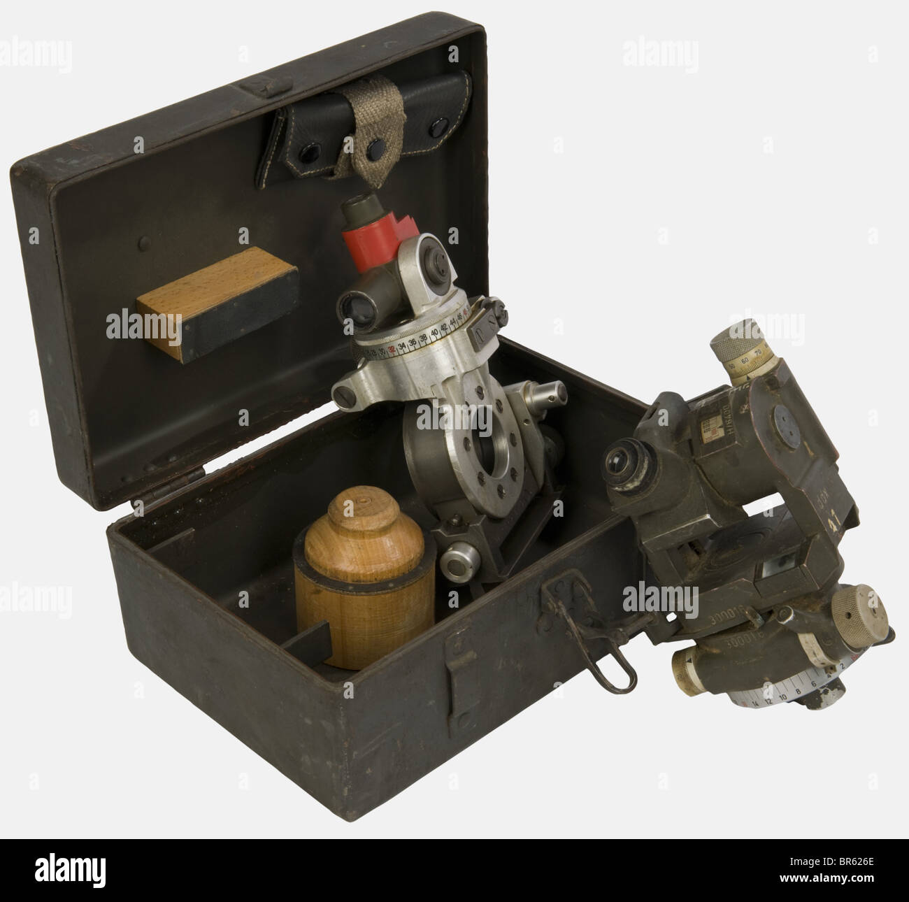 Une théodolite allemande de construction de bunker, probablement utilisée par des architectes militaires des ingénieurs de Todt, faite par 'dx' et inscrite 'NADELVERB 1 MR'. Dans sa boîte de feldgrau avec le code du fabricant 'cme' et marqué 'Goniometro 38' (théodolite en italien) sur le couvercle, contenant également sa base avec des anneaux d'études supérieures et un dispositif de niveau à bulle, numéro de série 240380. Historique, historique, 1930, 1930, XXe siècle, technique, technique, matériel, équipements, appareils, équipement, équipement, équipement, ustensile, matériel, équipement, équipement, matériel, équipement, matériel, matériel, matériel, matériel, matériel, matériel, matériel, matériel ustensiles, technologie, militaria, militaire, objet, objets, Banque D'Images