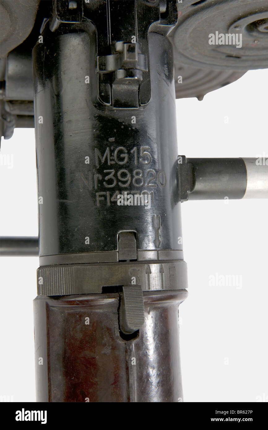 Un pistolet à machine mg 15 d'aviation allemand, fabriqué par I.C. Wagner Mühlhausen (gal), calibre 7,92 x 57, numéro de série 39820. Laque noire d'origine, boîtier de boulon bakélite marron, vue anti-avion. Nous ajoutons trois magazines spécifiques dans leur dispositif de transport. Historique, historique, années 1930, XXe siècle, arme à feu, arme à feu, armes à feu, armes à feu, armes à feu, armes à feu, armes, armes, objets, alambics, coupures, coupures, coupures, coupures, coupures, Banque D'Images