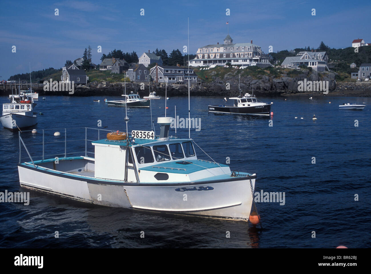 Bâtiments et bateaux vénérable sur l'île pittoresque de Mohegan centre du Maine. Banque D'Images