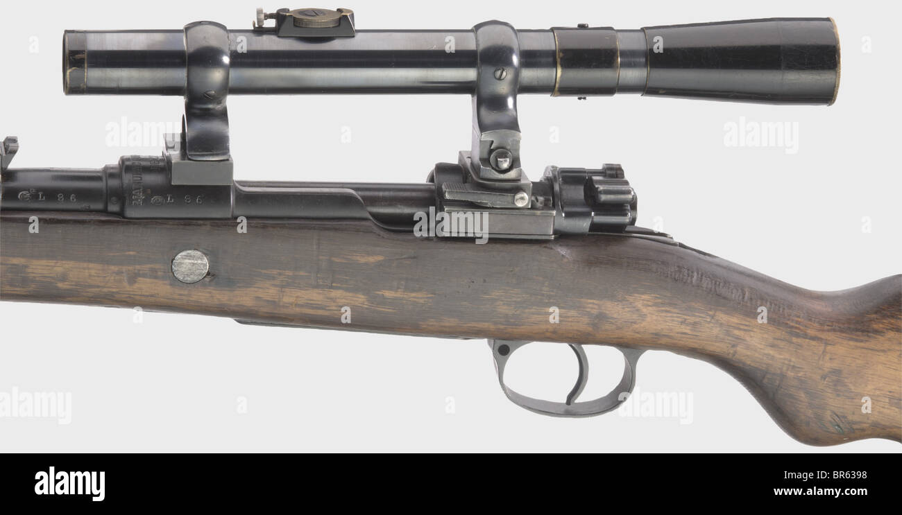Fusil court modèle 1935 avec champ d'application de Certar, Goerz, 7,65 x 53 cal., no L86. Numéros correspondants à l'exception du verrouillage. Alésage de type miroir. À l'avant de la tête du récepteur et devant la plaque porte-pieds de la oscilloscope marquée « FABRICATION d'ARMES DE l'ETAT ». Produit dans la National Arms Factory à partir d'un fusil de calibre allemand 98 qui découle des livraisons de réparations de la première Guerre mondiale. Terminer. Bouillon de noix à pois avec marques d'usure et sangle d'origine, pas de tige de nettoyage. Très bon état. Montage: Portée 'CERTAR / 2 3/4 / C.P. Goerz / BERLIN / Nr. 587' avec correction dioptrique, élévation en laiton, Banque D'Images