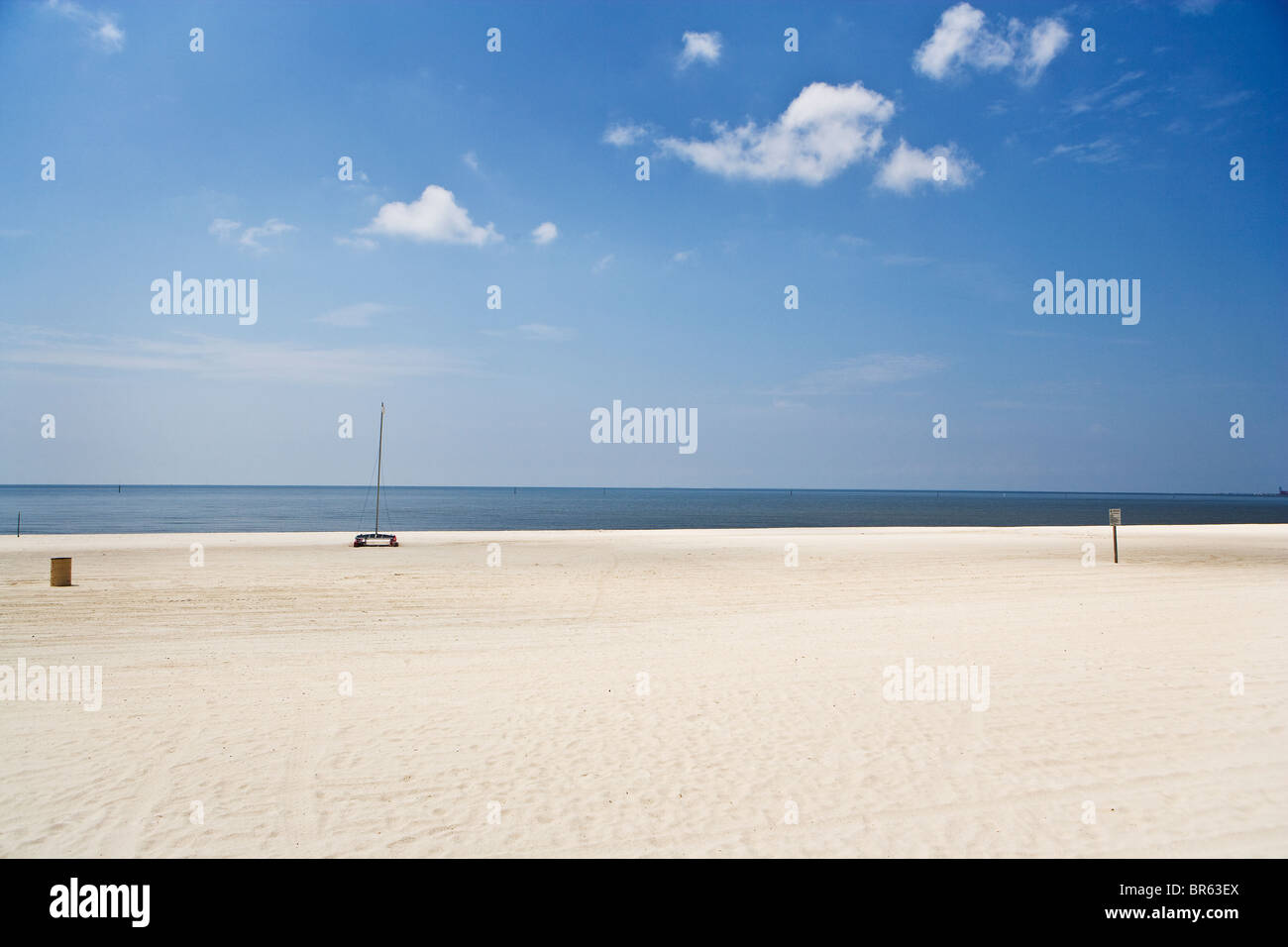 Une plage vide et petit voilier dans le sable en juillet le long de la côte du golfe des États-Unis. Banque D'Images