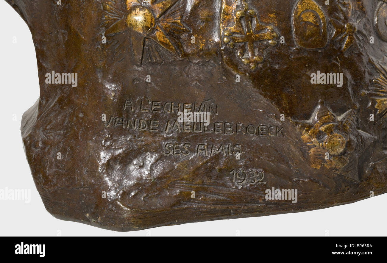 Pierre de Soete (1886 - 1948) - un buste en bronze, du maire de Bruxelles Joseph van de Meulenbroeck en uniforme portant de nombreuses décorations. Hauteur environ 72 cm. Signé à l'épaule 'P. de Soete' et inscrit au plinthe 'A l' Echevin van de Meulenbroeck ses Amis 1932'. Pierre de Soete était sculpteur et élève belge de l'académie de Bruxelles. Cf. Vollmer, vol. 4, p. 311. Historique, historique, 1930, XXe siècle, objet, objets, photos, coupures, coupures, découpe, découpes, sculptures, statuette, figurine, figurines, statuettes, beaux-arts, Banque D'Images