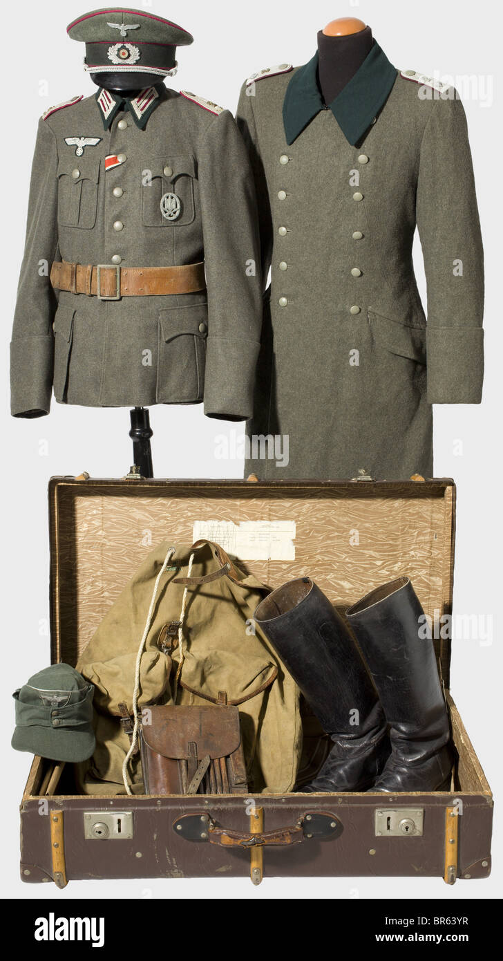 Ensemble uniforme d'un lieutenant, dans la 2ème division du lanceur de fumée. Casquette à visière en laine grise de champ avec bande à capuchon vert foncé et passepoil rouge-vin. Casquette de champ pour officier de guarbadine grise de champ, le dessus avec tuyauterie argentée, et avec aigle trapézoïdal embrodé machine. Tunique en laine grise de champ avec col vert foncé, avec toutes les insignes. Manteau de laine grise de champ avec col vert foncé. Livré avec un sac à dos privé, ceinture marron avec boucle double-prong, étui pour carte, bottes noires. Partiellement quelques dégâts de papillon. Signes d'usure. Historique, historique, 1930, 1, Banque D'Images