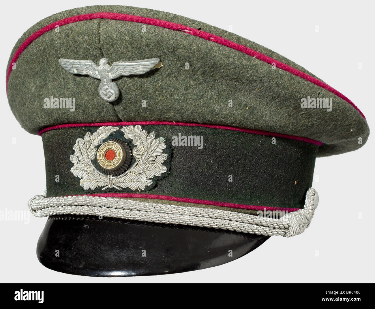 Ensemble uniforme d'un lieutenant, dans la 2ème division du lanceur de fumée. Casquette à visière en laine grise de champ avec bande à capuchon vert foncé et passepoil rouge-vin. Casquette de champ pour officier de guarbadine grise de champ, le dessus avec tuyauterie argentée, et avec aigle trapézoïdal embrodé machine. Tunique en laine grise de champ avec col vert foncé, avec toutes les insignes. Manteau de laine grise de champ avec col vert foncé. Livré avec un sac à dos privé, ceinture marron avec boucle double-prong, étui pour carte, bottes noires. Partiellement quelques dégâts de papillon. Signes d'usure. Historique, historique, 1930, 1, Banque D'Images