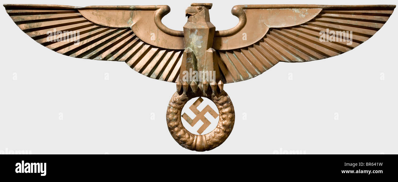 Un aigle mural sous la forme de l'aigle dans la salle plénière du Reichstag à l'Opéra Kroll., Composé de plusieurs parties de tôle de zinc gaufrée à fond creux. Trous de fixation en cuivre sur le côté arrière. Corrodé, fissure à la racine de l'aile gauche. Envergure de la surface 148 cm. Après que le bâtiment du Reichstag ait été inutilisable après qu'il ait été mis à l'afire dans la nuit du 28 février 1933, les réunions ont eu lieu à l'Opéra de Kroll. C'était là où, déjà le 23 mars 1933, la "Ermächtigungsgesetz" (loi Habilitante) a été adoptée, signifiant la fin de la démocratie et si, Banque D'Images