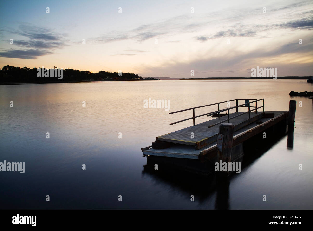 Port serein avec dock au coucher du soleil Banque D'Images