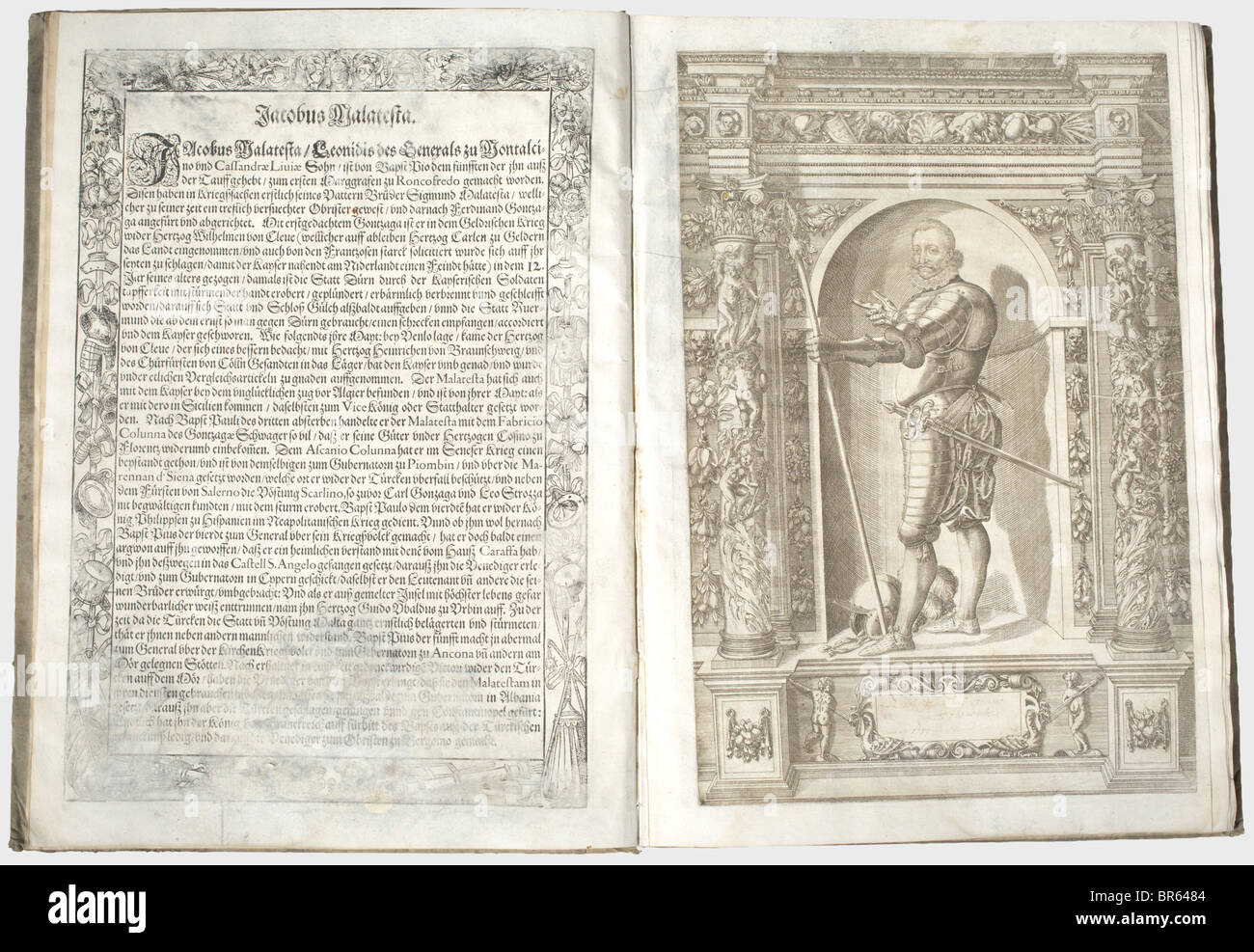 Jakob Schrenck Von Notzing - Ambrasische Helden-Rüstkammer, Innsbruck 1601 - 1603. 102 de 128 gravures en cuivre de grande taille avec des images du célèbre historique, des personnes revêtues de l'armure de l'Armury d'Ambras. Les côtés inversés avec de courtes biographies des commandants et dignitaires représentés. La pièce de texte est manquante. La plupart des pages sont coupées près du bord de la plaque, avec quelques petites réparations. Notes d'encre partiellement anciennes. Deux pièces, en carton avec couverture parchemin, ancienne reliure. Folio. L'Ambrasische Helden-Rüstkammer est considéré comme le premier illustr, Banque D'Images