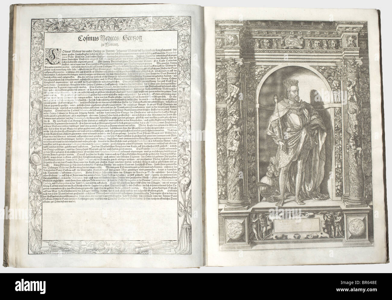 Jakob Schrenck Von Notzing - Ambrasische Helden-Rüstkammer, Innsbruck 1601 - 1603. 102 de 128 gravures en cuivre de grande taille avec des images du célèbre historique, des personnes revêtues de l'armure de l'Armury d'Ambras. Les côtés inversés avec de courtes biographies des commandants et dignitaires représentés. La pièce de texte est manquante. La plupart des pages sont coupées près du bord de la plaque, avec quelques petites réparations. Notes d'encre partiellement anciennes. Deux pièces, en carton avec couverture parchemin, ancienne reliure. Folio. L'Ambrasische Helden-Rüstkammer est considéré comme le premier illustr, Banque D'Images