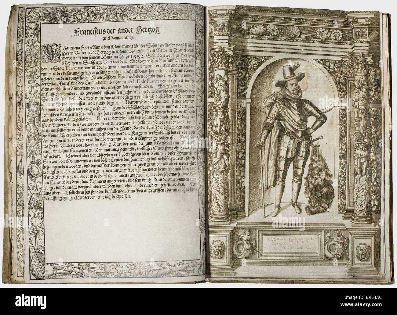 Jakob Schrenck Von Notzing - Ambrasische Helden-Rüstkammer, Innsbruck 1601 - 1603. 102 de 128 gravures en cuivre de grande taille avec des images du célèbre historique, des personnes revêtues de l'armure de l'Armury d'Ambras. Les côtés inversés avec de courtes biographies des commandants et dignitaires représentés. La pièce de texte est manquante. La plupart des pages sont coupées près du bord de la plaque, avec quelques petites réparations. Notes d'encre partiellement anciennes. Deux pièces, en carton avec couverture parchemin, ancienne reliure. Folio. L'Ambrasische Helden-Rüstkammer est considéré comme le premier illustr, Banque D'Images