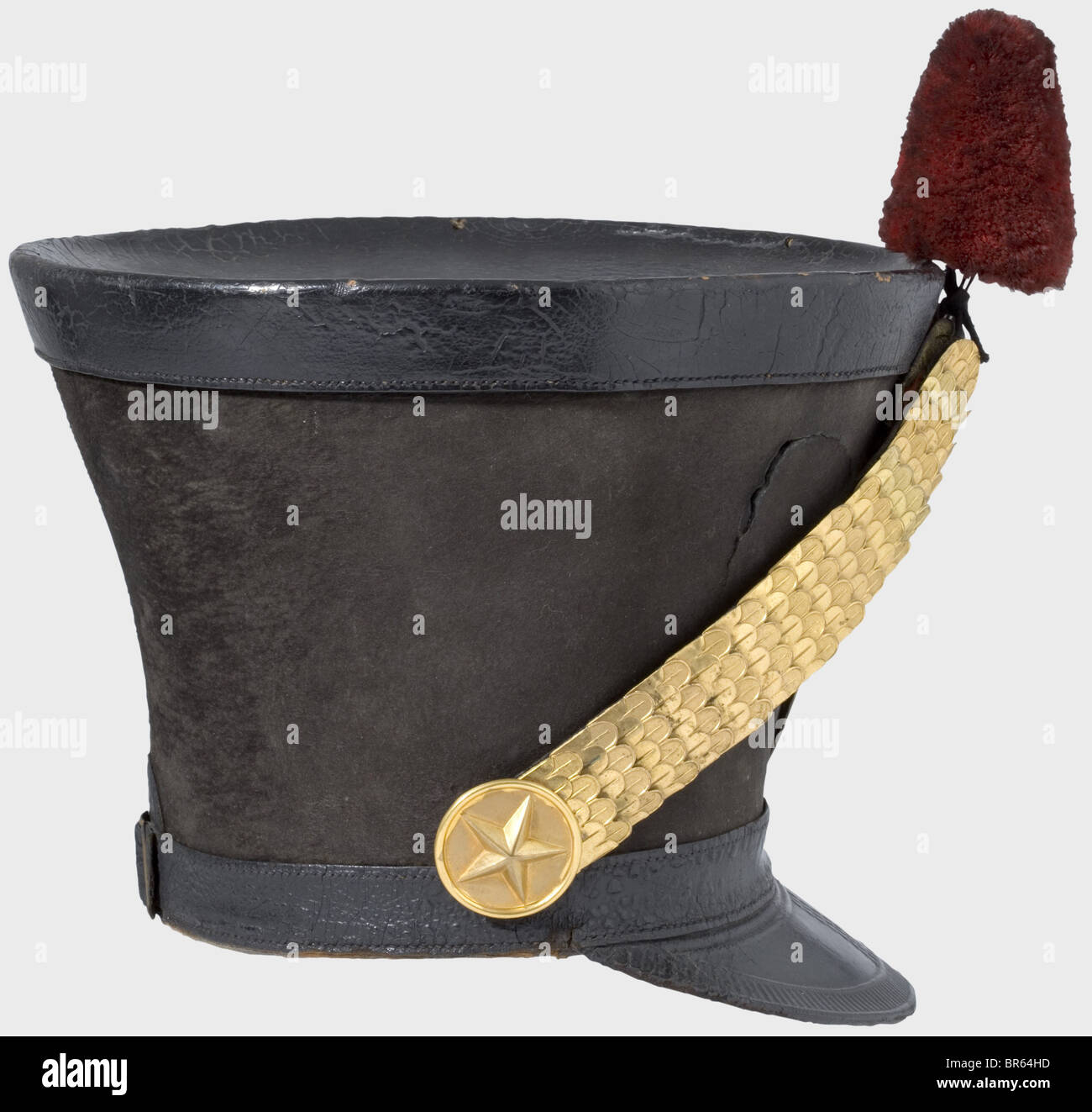 Un shako pour les officiers du 5ème Régiment Hussars, selon la réglementation de 1810. Grand corps en feutre noir (fissure en forme de croissant à l'avant). Serre-tête réglable et visière en cuir noir avec décoration à outils. Balances en laiton sur rosettes en étoile en relief. Emblème rhomboïdal en relief selon la réglementation de 1812 avec le numéro '5'. Cocarde et panache en cuir (pompon manquant). Bandeau en cuir et doublure en lin. Bande cuir et bande de sueur quelque peu court. Traces d'âge et d'utilisation. Le 5ème Régiment Hussars a combattu dans les batailles suivantes : Eylau, , Banque D'Images