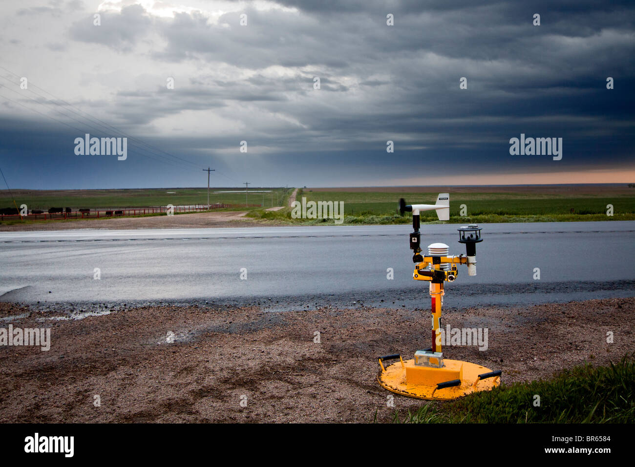 Une tornade "pod", un dispositif créé pour mesurer l'intérieur de champs de vent, une tornade est assis de côté d'une route au Kansas, le 6 mai 2010. Banque D'Images