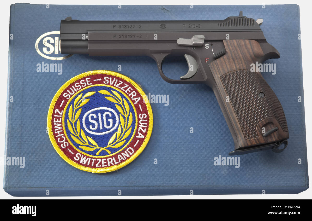 A SIG mod. 210-6, pistolet sport, en carton, série spéciale, cal. Parabellum 9 mm, n° P313127-2. Numéros correspondants. Alésage de type miroir, longueur 120 mm. Regard de contraste blanc. Vis de verrouillage sport fixée à l'arrière de la poignée. Finition d'origine complète. Panneaux épais en noyer huilé avec moulages fins. Magazine. Flambant neuf. Dans sa boîte en carton d'origine avec numéro correspondant avec chargeur manuel, cible de test et chargeur de magasin. A partir de la série spéciale de 50 P 210-6 s dans la plage de série de P 313116-2 - P 313165-2. La figure '-2' du numéro de série a déjà été ajoutée par TH, Banque D'Images