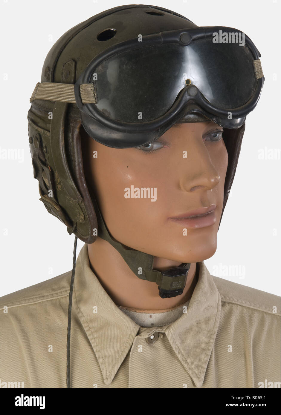 Etats-Unis, Tankiste de la 3ème Division Blindée US, on mannequin, comprant  un casque de tankiste en fibre vert avec rabats d'orilles, lunettes de  conducteur et laryngophone, une chemise en textile kaki clair