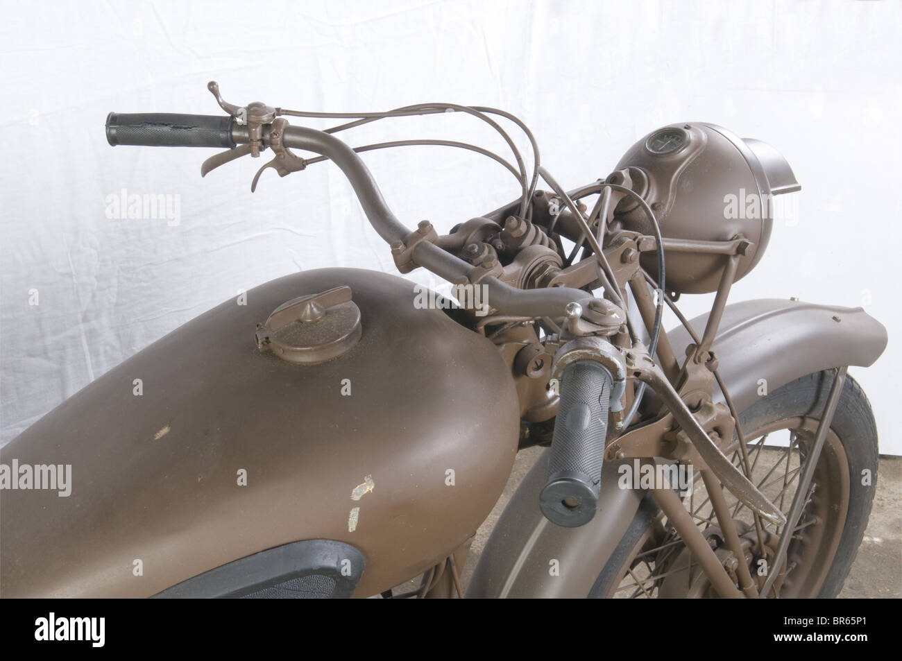 Véhicules MILITAIRES, moto BSA 500, M20, Construite à partir de 1937, le modèle M20 reste l'un des plus construit par BSA. Equipée d'un moteur à soupapes latérales, la M20 était à l'origine prévue pour un usage civil. A l'entrée en guerre de la Grande Bretagne, bien que vu adaptée à un usage militaire, car trop lourde et manquant de puissance, elle a eu recours par les forces bruitanniques en raison de la grande disponibilité de ses stocks. 26000 exemplaires ont été construit dans sa justice jusqu'à la fin du conflit. La production de la M20 s'arrêta en 1955. Moto en excellent, Banque D'Images