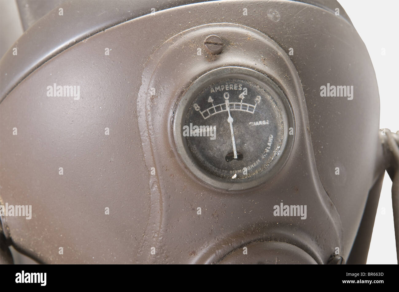 Véhicules MILITAIRES, moto BSA 500, M20, Construite à partir de 1937, le modèle M20 reste l'un des plus construit par BSA. Equipée d'un moteur à soupapes latérales, la M20 était à l'origine prévue pour un usage civil. A l'entrée en guerre de la Grande Bretagne, bien que vu adaptée à un usage militaire, car trop lourde et manquant de puissance, elle a eu recours par les forces bruitanniques en raison de la grande disponibilité de ses stocks. 26000 exemplaires ont été construit dans sa justice jusqu'à la fin du conflit. La production de la M20 s'arrêta en 1955. Moto en excellent, Banque D'Images