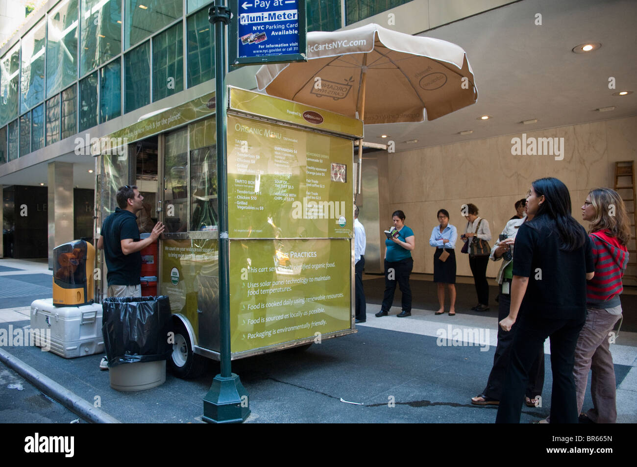 GustOrganics, un vert et restaurant bio lance un panier alimentaire sur Park Avenue, en plein centre de New York Banque D'Images