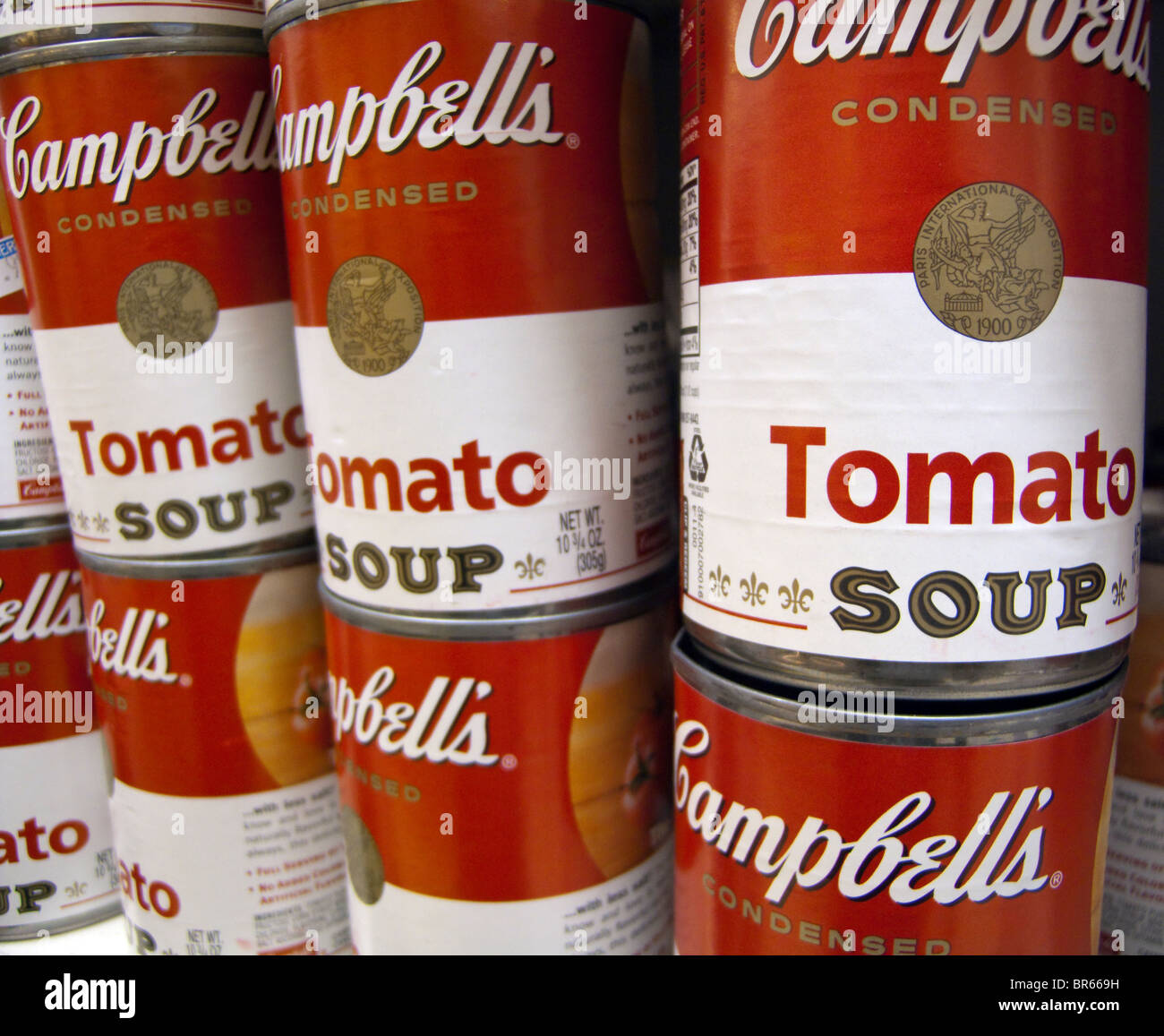 Boîtes de Campbell's Tomato Soup sont vus dans un supermarché de New York le mardi 14 septembre 2010. (© Richard B. Levine) Banque D'Images