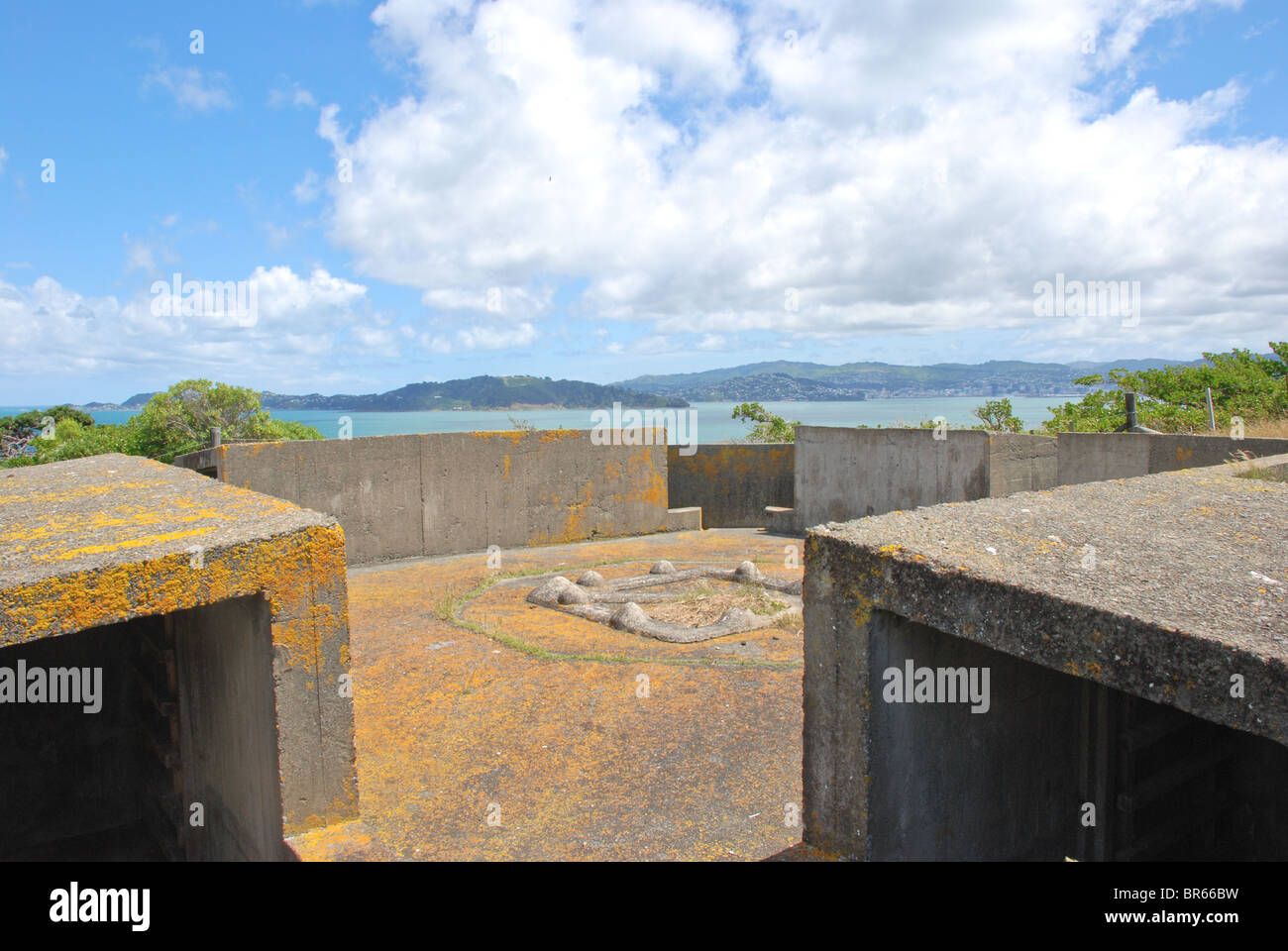 Canons anti-aériens sur Matiu Somes Island /, plus à la recherche du port de Wellington sur une belle journée Banque D'Images