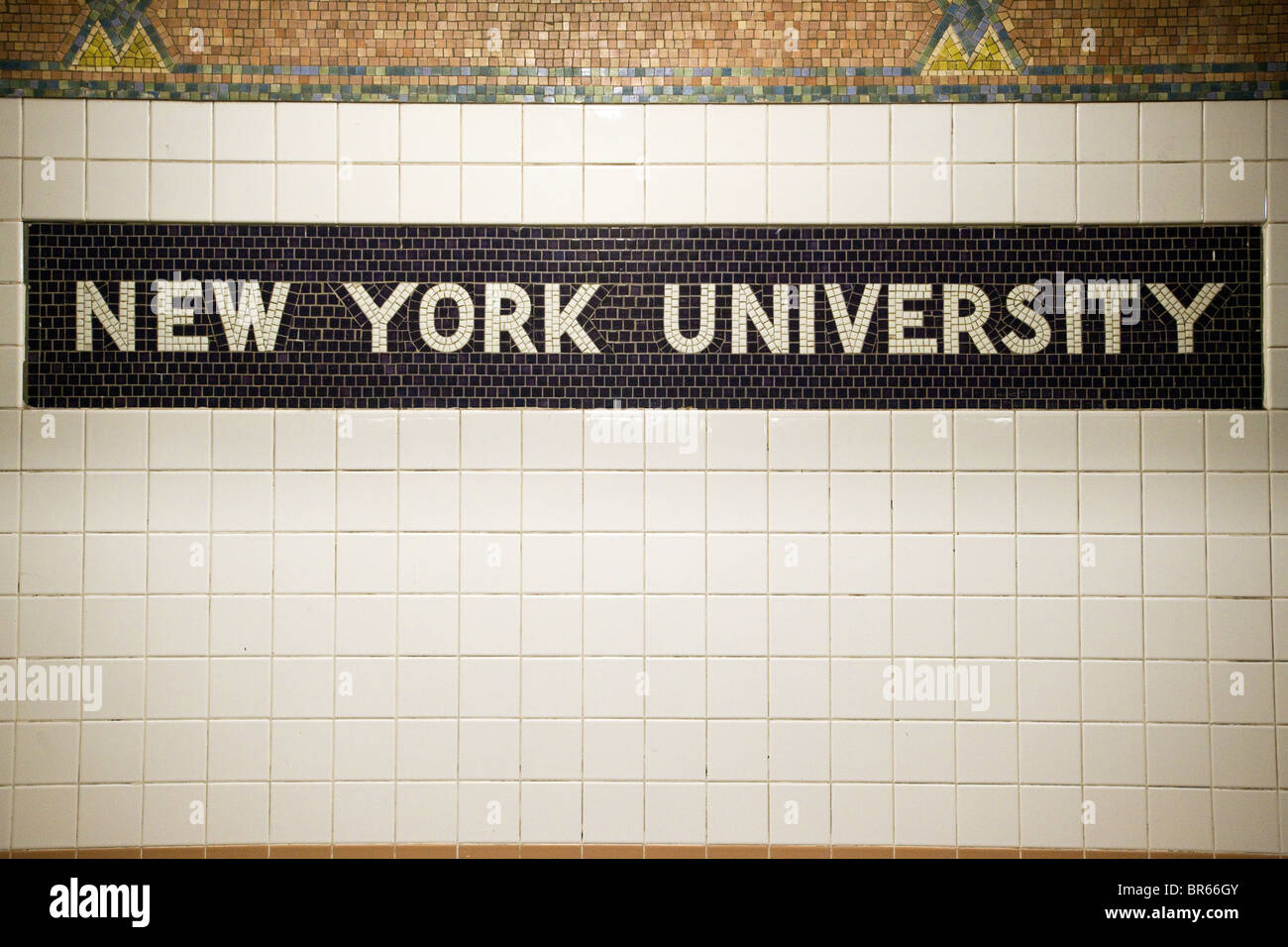 Carreau décoratif sur le mur de la station de métro de Sheridan Square, à New York, pour arrêter l'Université de New York Banque D'Images