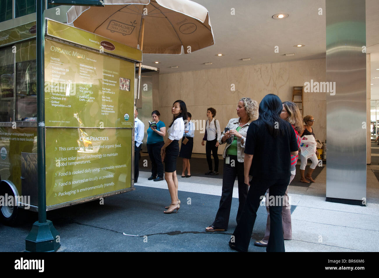 GustOrganics, un vert et restaurant bio lance un panier alimentaire sur Park Avenue, en plein centre de New York Banque D'Images