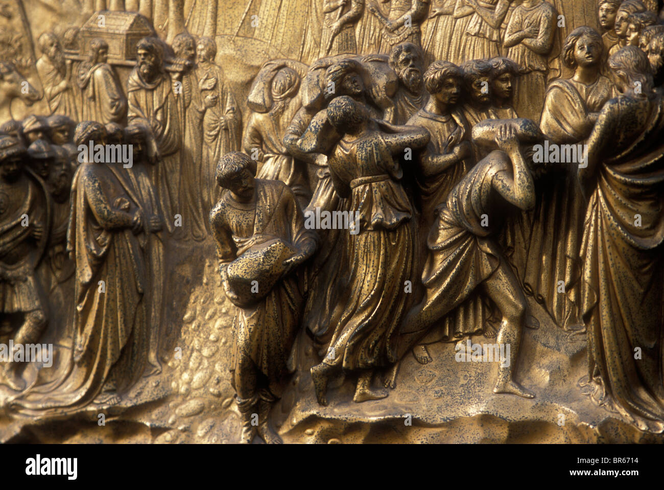 Détail de portes en bronze sur le baptistère en face de la cathédrale ou Duomo de Florence en Italie. Banque D'Images