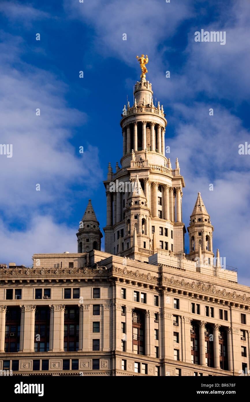 Haut orné de la Manhattan Municipal Building dans le Lower Manhattan, New York City, USA Banque D'Images