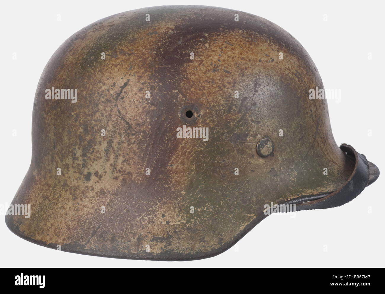 Wehrmacht, Casque modèle 40, camouflage trois tonnes (camouflage typique du front de Normandie), compet avec son fils intégré et sa jugulaire, , Banque D'Images