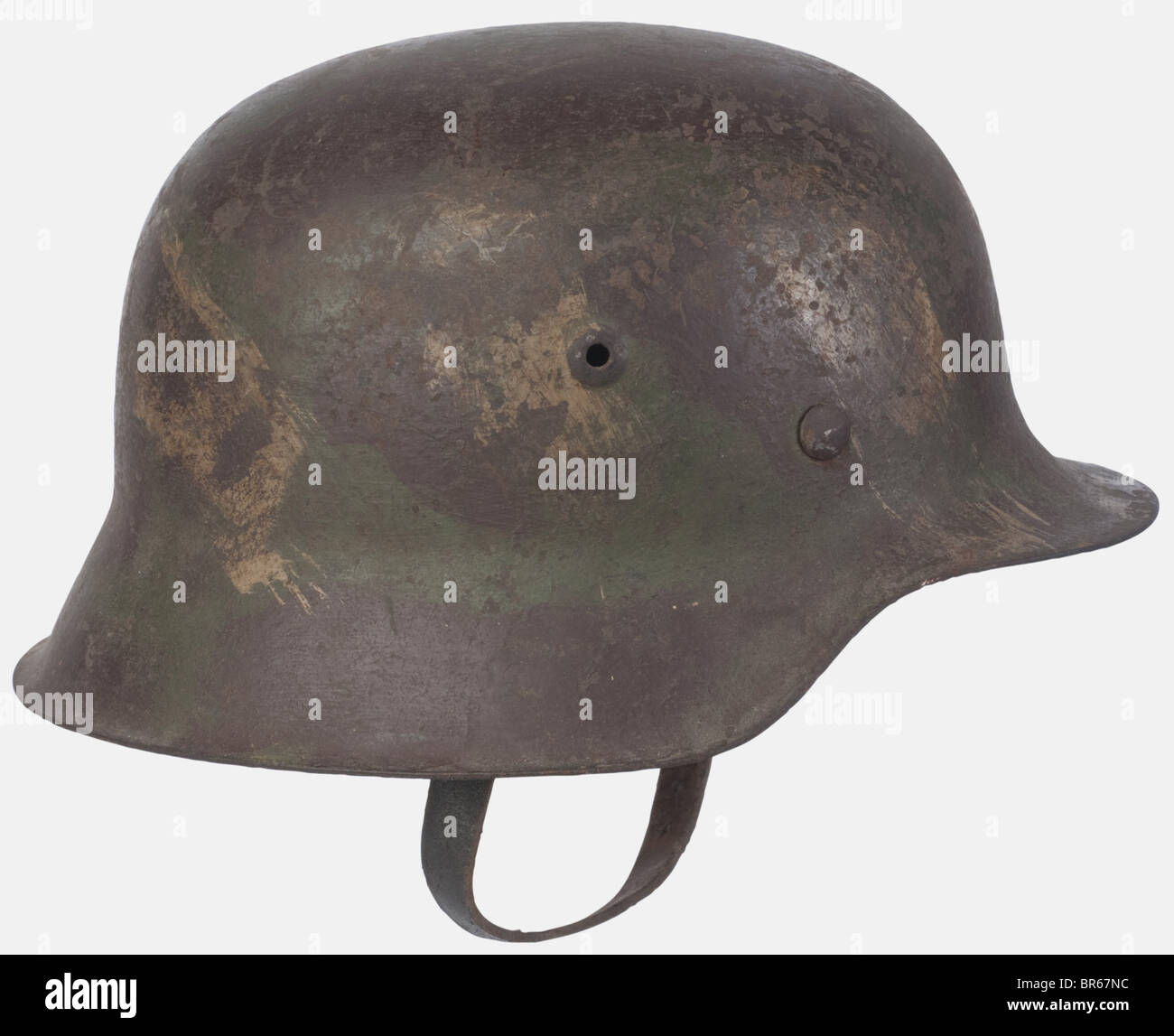 Wehrmacht, Casque modèle 42, camouflage trois tons, complet avec son fils intégré et sa jugulaire, , Banque D'Images