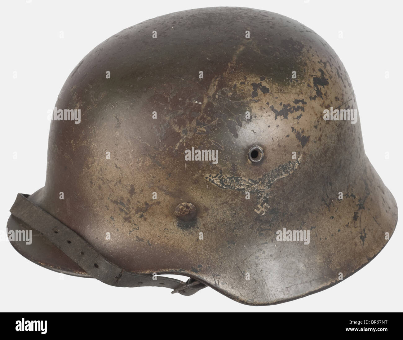 Luftwaffe, Casque modèle 40, camouflage trois tonnes (camouflage typique de la campagne de Normandie), compet avec son fils intégré et sa jugulaire, , Banque D'Images