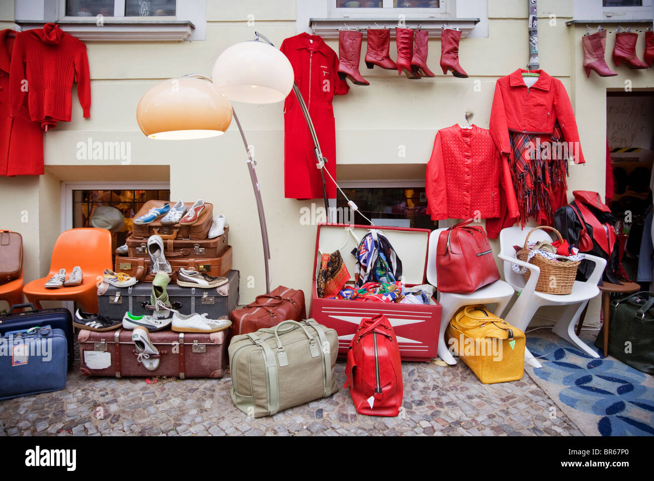 Les couleurs de l'image de vêtements vintage et de bric à brac à l'extérieur d'une boutique à Berlin près de Mauer Park Banque D'Images