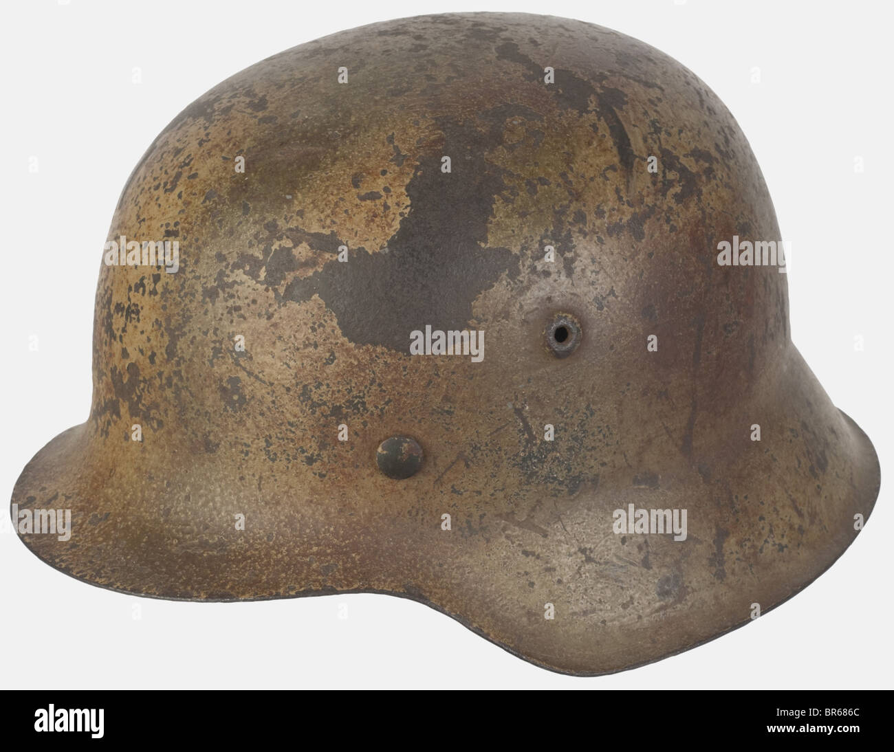 Wehrmacht, Casque modèle 42, camouflage trois tons, complet avec son fils intégré, sans sa jugulaire, , Banque D'Images