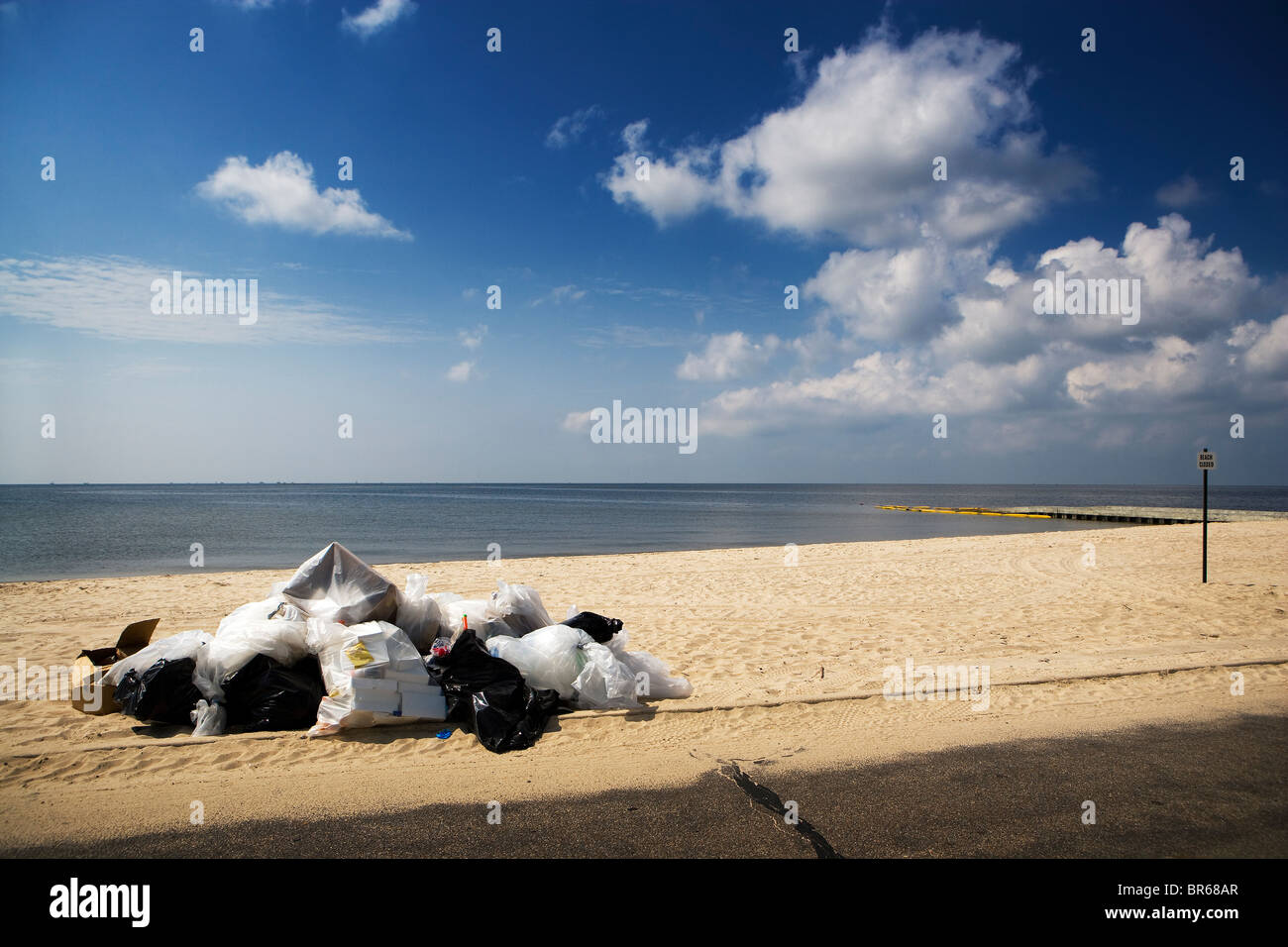 Sacs de détritus recueillies sur une plage fermée en raison d'un déversement de pétrole le long de la Côte du Golfe. Banque D'Images