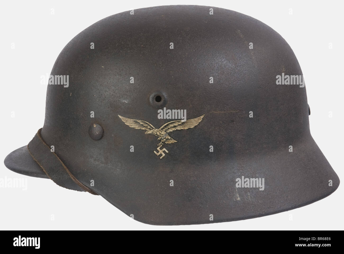 Luftwaffe, Casque de la Luftwaffe modèle 35/40, peinture gris-bleu corrodée, aigle préenvoyé à 90%, complet avec son fils intégré et sa jugulaire, , Banque D'Images