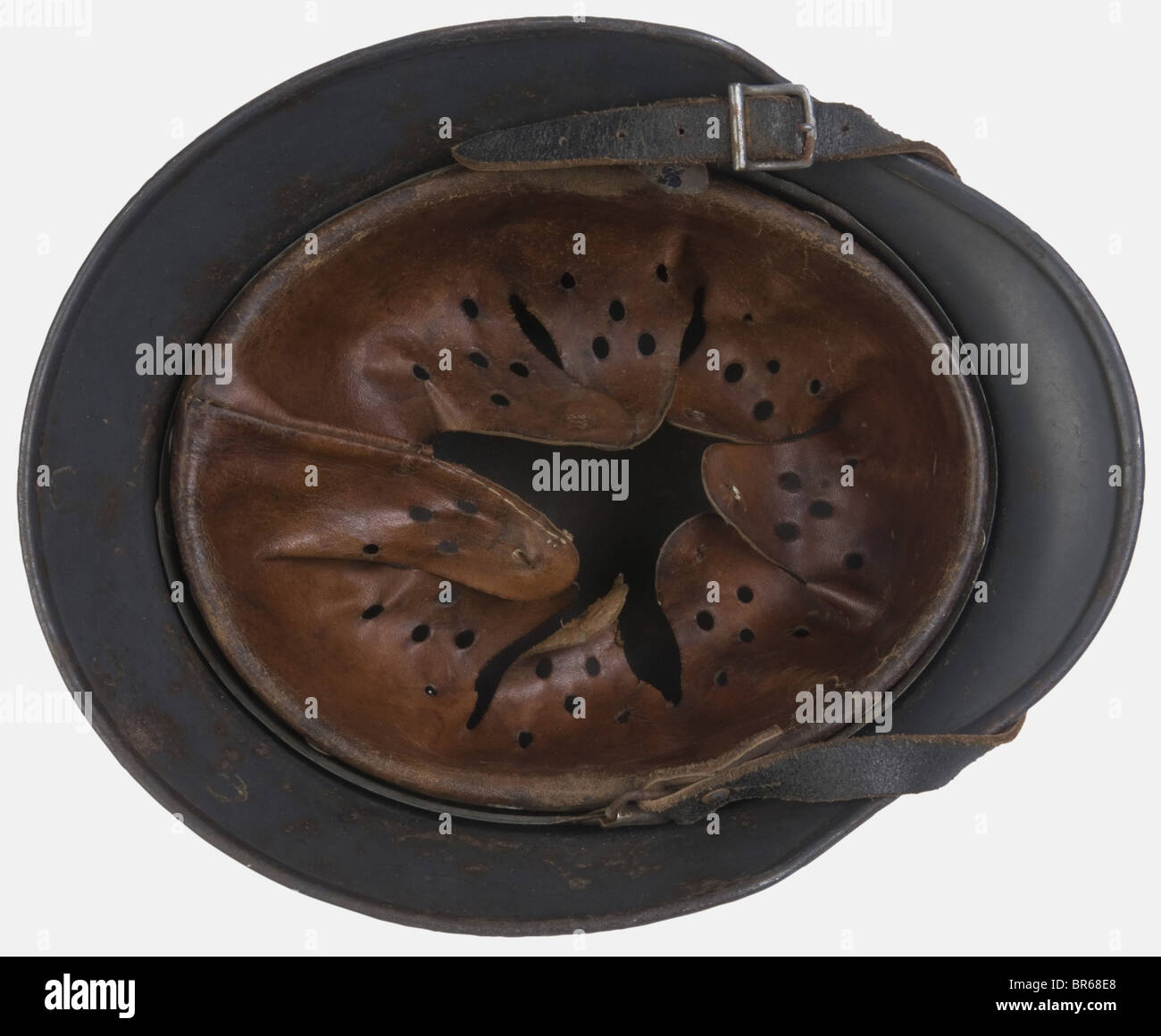 Luftwaffe, Casque de la Luftwaffe modèle 35/40, peinture gris-bleu corrodée, aigle préenvoyé à 90%, complet avec son fils intégré et sa jugulaire, , Banque D'Images