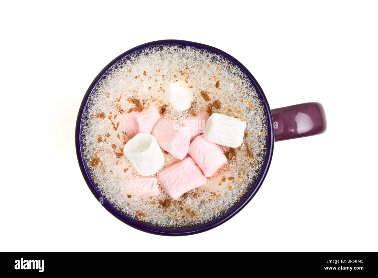 Chocolat chaud avec guimauves, petite flottant sur la surface. Banque D'Images